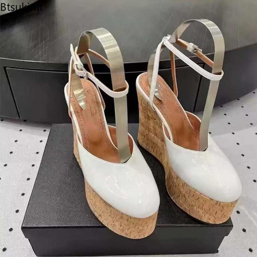 Cork Wedge Sandal - Damskie lakierowane sandały na koturnie z