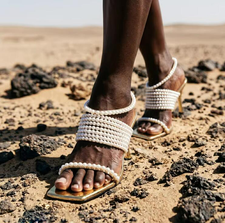 Gold Chain Sandal - Błyszczące perłowe łańcuszki, paski, sandały typu