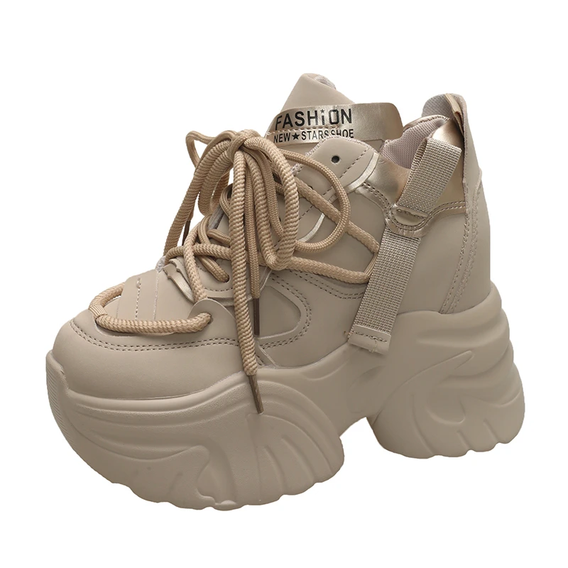 Wysokie platformy, masywne but – Wedge Heeled Sneaker recenzja i cena