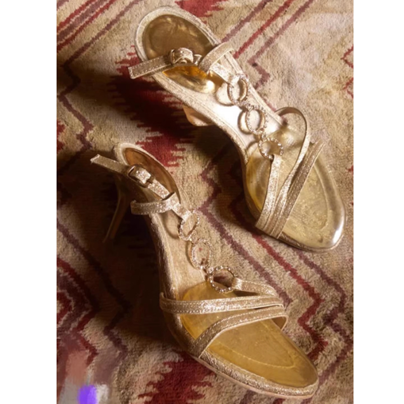 Złote sandały na szpilce z pas – Strappy Heeled Sandals recenzja i cena