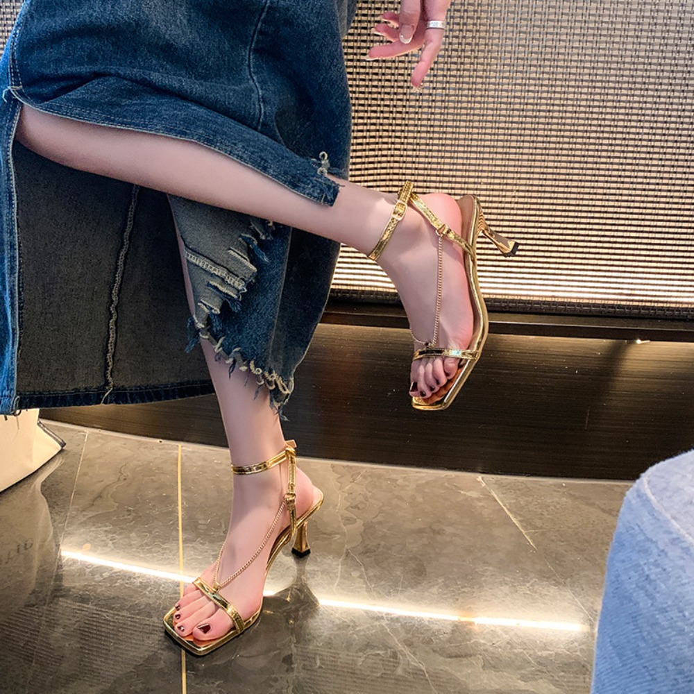 Złote sandały na wysokim obcas – Gold Chain Sandal recenzja i cena